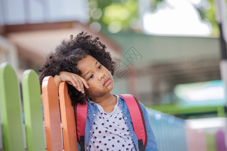 西班牙裔年级一个可爱的小卷发女孩在学校上令人厌恶的当代图片