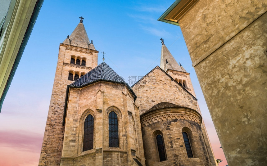 地标纪念碑布拉格古老的教堂日出时圣维图斯大教堂领土上古老的教堂普拉哈图片