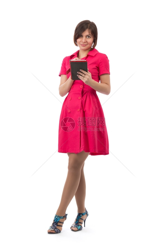 触碰迷人的工作室穿着红裙子的可爱女孩有平板电脑演播室全长白色隔开图片