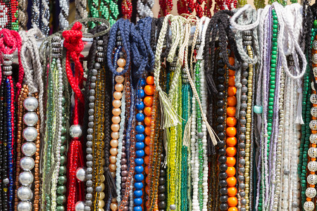 配饰挂在市场上的多色珠子背景印度抽象图片