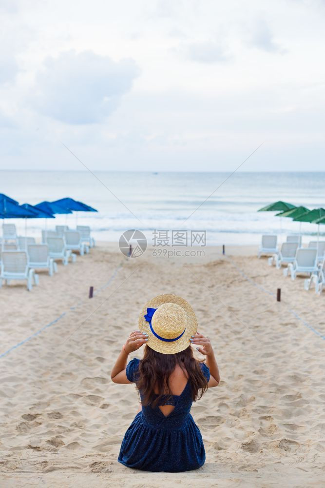 在沙滩玩耍的女子图片