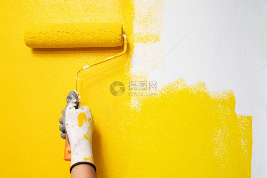 窗户全部画家在黄色的墙室图片