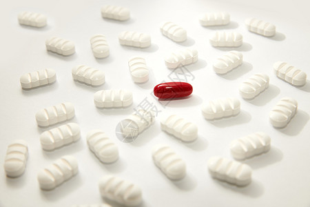 抗生素许多白色药丸红的白背景一种个图片