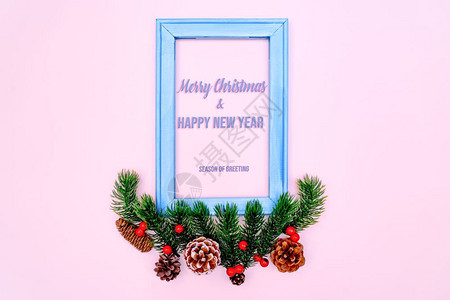 盒子手圣诞松树和照片框粉红背景有Xma装饰品图片