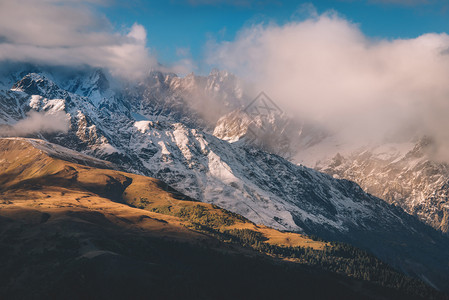 祖鲁尔迪岭ZuruldiMountainPeakUshbaSvanetiMestiaGeorgia的壮丽景色天空旅游背景