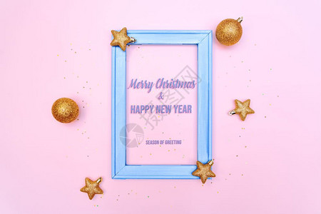 蓝色的展示圣诞金球和星粉红背景有照片框极好的图片
