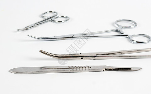 补给品医生白色背景的刀片和医疗夹具有选择焦点手术图片