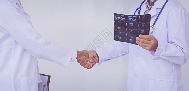 握手合作的医生特写图片