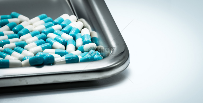 关于不锈钢铁药品托盘的蓝白色胶丸药制业用工剂背景抗生素药物全球医院治疗感染保健药物店白色的行业图片