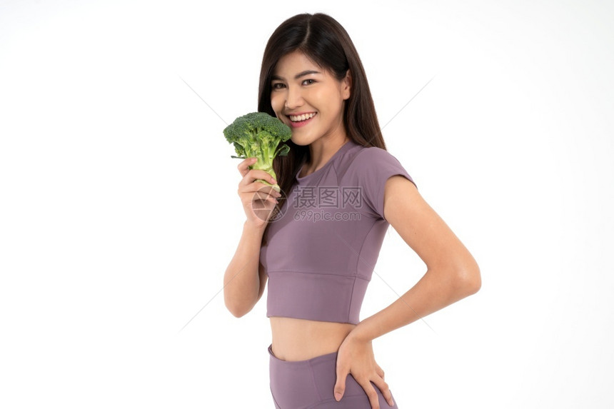 微笑年轻幸福健康的亚洲女肖像她抱着CurryBlock和Curry观看白色孤立背景的摄影机素食概念健康的生活方式与食物快乐的绿色图片