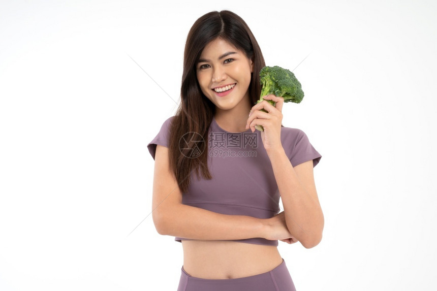 年轻幸福健康的亚洲女肖像她抱着CurryBlock和Curry观看白色孤立背景的摄影机素食概念健康的生活方式与食物重量绿色堵塞图片