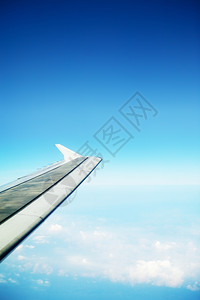 自然蓝天空和飞机翼的云层从飞机上看美丽的多于图片