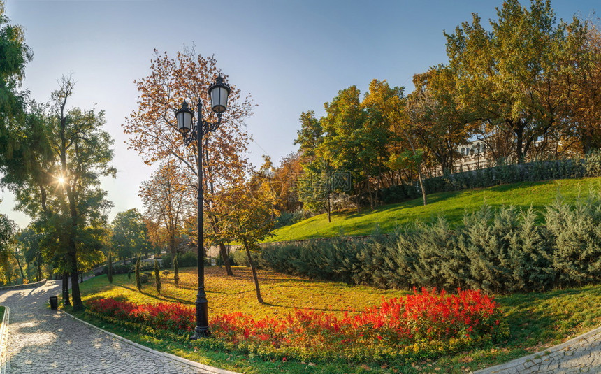 情绪乌克兰敖德萨伊斯坦布尔公园全景秋天清晨乌克兰敖德萨伊斯塔布尔公园秋天途径图片