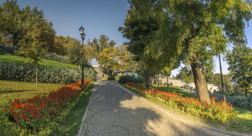 鹅卵石街道正方形乌克兰敖德萨伊斯坦布尔公园全景秋天清晨乌克兰敖德萨伊斯塔布尔公园秋天图片