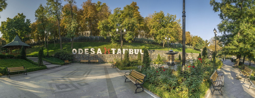 一种乌克兰敖德萨伊斯坦布尔公园全景秋天清晨乌克兰敖德萨伊斯塔布尔公园秋天户外情绪图片
