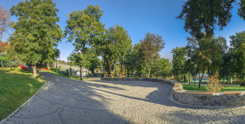 孤独途径乌克兰敖德萨伊斯坦布尔公园全景秋天清晨乌克兰敖德萨伊斯塔布尔公园秋天正方形图片