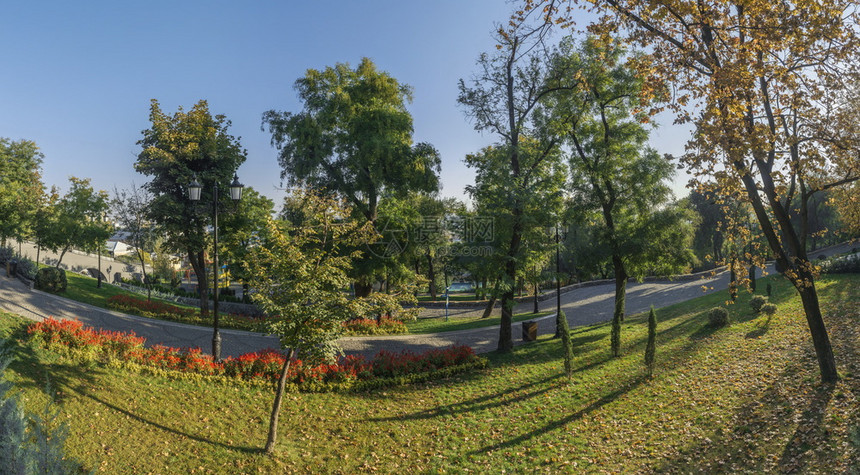 一种乌克兰敖德萨伊斯坦布尔公园全景秋天清晨乌克兰敖德萨伊斯塔布尔公园秋天途径现代的图片