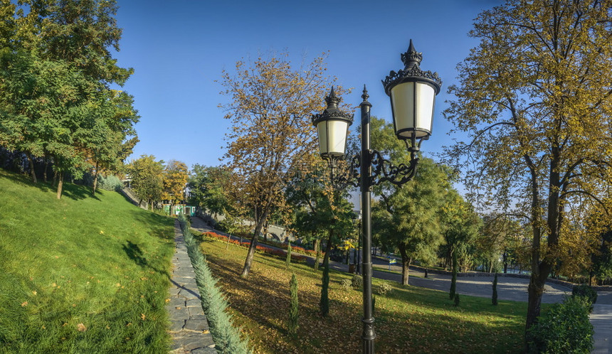 娱乐乌克兰敖德萨伊斯坦布尔公园全景秋天清晨乌克兰敖德萨伊斯塔布尔公园秋天春正方形图片
