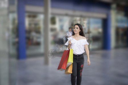 随意的漂亮在超市购物时亚裔女与美丽孩带着装微笑的购物袋在超市朋友们图片