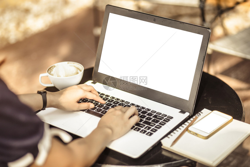 无线的在咖啡店像背景一样使用笔记本电脑智能手机笔记本的女商业工作者店铺专的图片