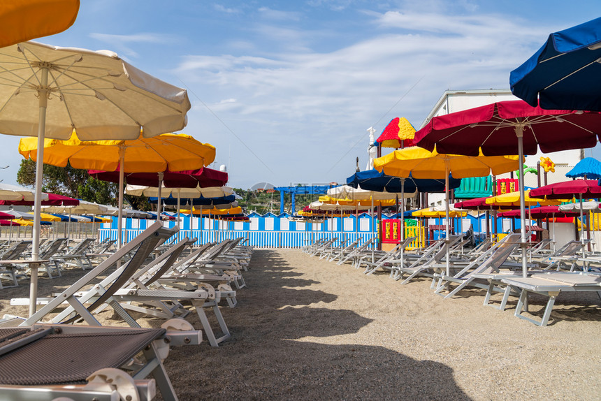 海滨在Varazze海滩及其典型彩色太阳雨伞的视图中阳排列成行地中海安排好的图片