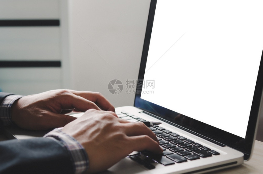 人们在膝上型计算机键盘手打字并模拟屏幕空白电脑格用于广告媒体的空白屏幕间数字的商人图片