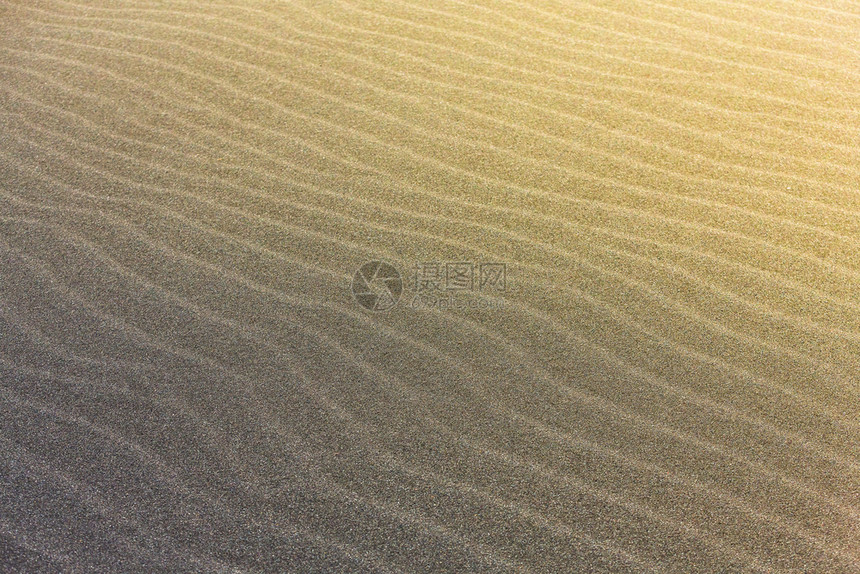 有质感的由太阳照亮平洋海滩上抽象波浪线纹理和一空角荒芜细节图片