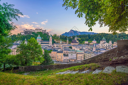 奥地利日落的夏天萨尔茨堡市际的美景塔目地城市图片