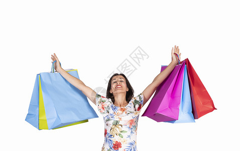 年轻女在白色背景上拿着购物袋看身女青年内容零售买方图片