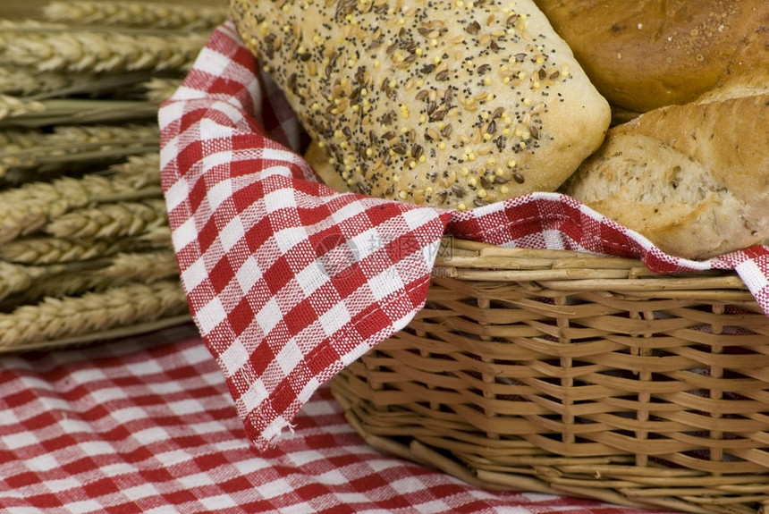 木制的小麦面粉不同种类的新鲜烤面包篮子中各式样图片