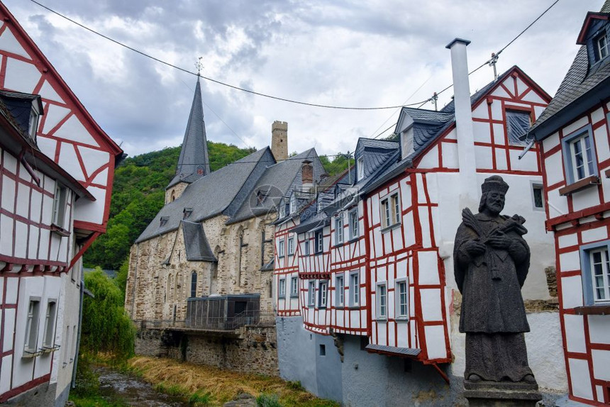 德国Eifel地区石桥上的美丽而光辉Monreal村与Pomuk雕像约翰一起欧洲传统的村庄图片