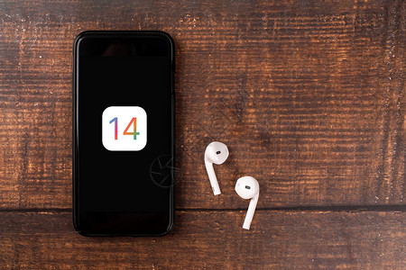 它的释放开发商土耳其安塔利亚20年6月23日IPHONE带有新IOS14的标志苹果将发布其智能手机的下一个操作系统土耳其安塔利亚背景图片