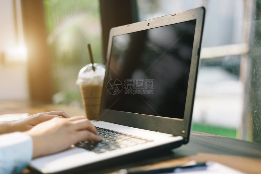 在职的咖啡店里用空白屏幕的笔记本电脑做文件和智能手机就像背景一样校对Portnoy在线的工作场所图片