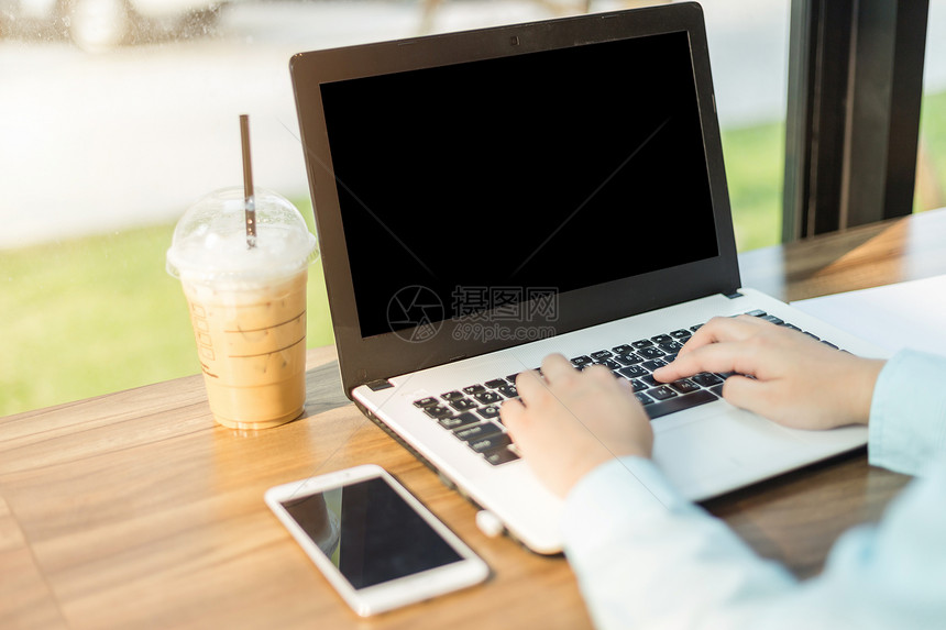 在咖啡店里用空白屏幕的笔记本电脑做文件和智能手机就像背景一样校对Portnoy制作无线的文档图片