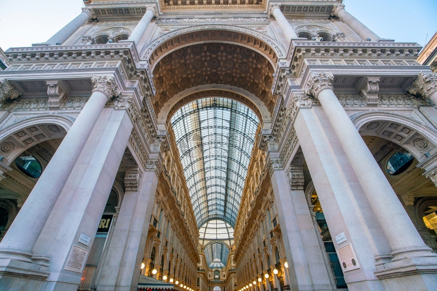 游客里面意大利米兰市GalleriaVittoriioEmanuueleII的内务是米兰最受欢迎的购物区之一中央图片