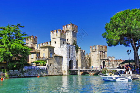 布雷内罗活动美妙的拉戈迪加尔达湖意大利西尔米奥内的中世纪斯卡利杰罗城堡船目的地背景