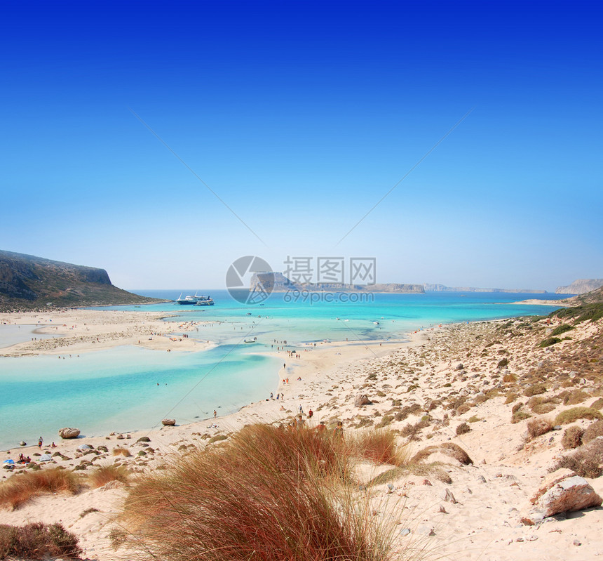 Crete海滩那里有粉沙绿松石希腊语泻湖图片
