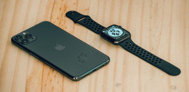 天线触碰斯里兰卡加勒0219苹果iPhone1promax和苹果手表系列6平放在木桌上奢华和生活方式的概念智能手表背景图片