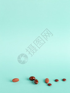 制药各种用片和胶囊不同的棕色药片和胶囊复制物图片