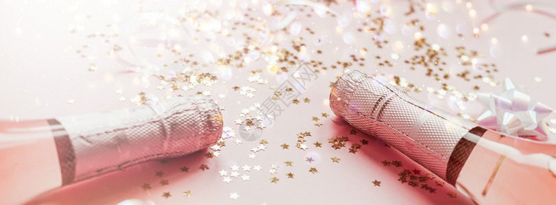 作品金的闪发光圣诞或新年配有玫瑰香槟和金光闪的星彩蛋白在粉色面背景上边观党庆祝会创意概念的歌唱会背景图片