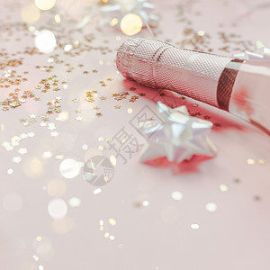 瓶子或者圣诞新年配有玫瑰香槟和金光闪的星彩蛋白在粉色面背景上边观党庆祝会创意概念的歌唱会气泡背景图片