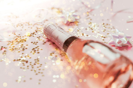 圣诞或新年配有玫瑰香槟和金光闪的星彩蛋白在粉色面背景上边观党庆祝会创意概念的歌唱会庆典新婚礼背景图片