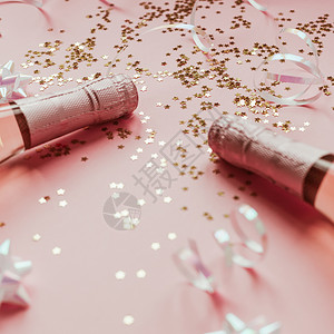 瓶子圣诞或新年配有玫瑰香槟和金光闪的星彩蛋白在粉色面背景上边观党庆祝会创意概念的歌唱会最佳流光背景图片