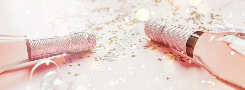 星灯圣诞或新年配有玫瑰香槟和金光闪的星彩蛋白在粉色面背景上边观党庆祝会创意概念的歌唱会火花背景图片