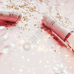 圣诞或新年配有玫瑰香槟和金光闪的星彩蛋白在粉色面背景上边观党庆祝会创意概念的歌唱会明亮圣诞节女化背景图片