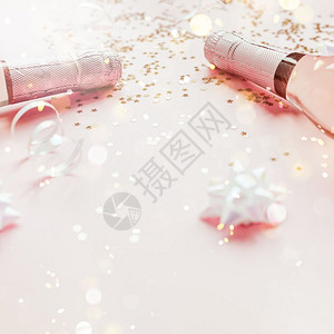 婚礼女化圣诞或新年配有玫瑰香槟和金光闪的星彩蛋白在粉色面背景上边观党庆祝会创意概念的歌唱会灯背景图片