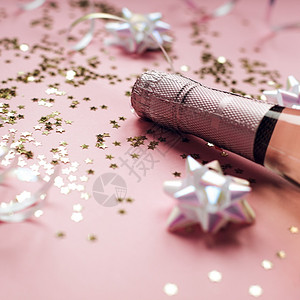 明信片圣诞或新年配有玫瑰香槟和金光闪的星彩蛋白在粉色面背景上边观党庆祝会创意概念的歌唱会庆典流光背景图片