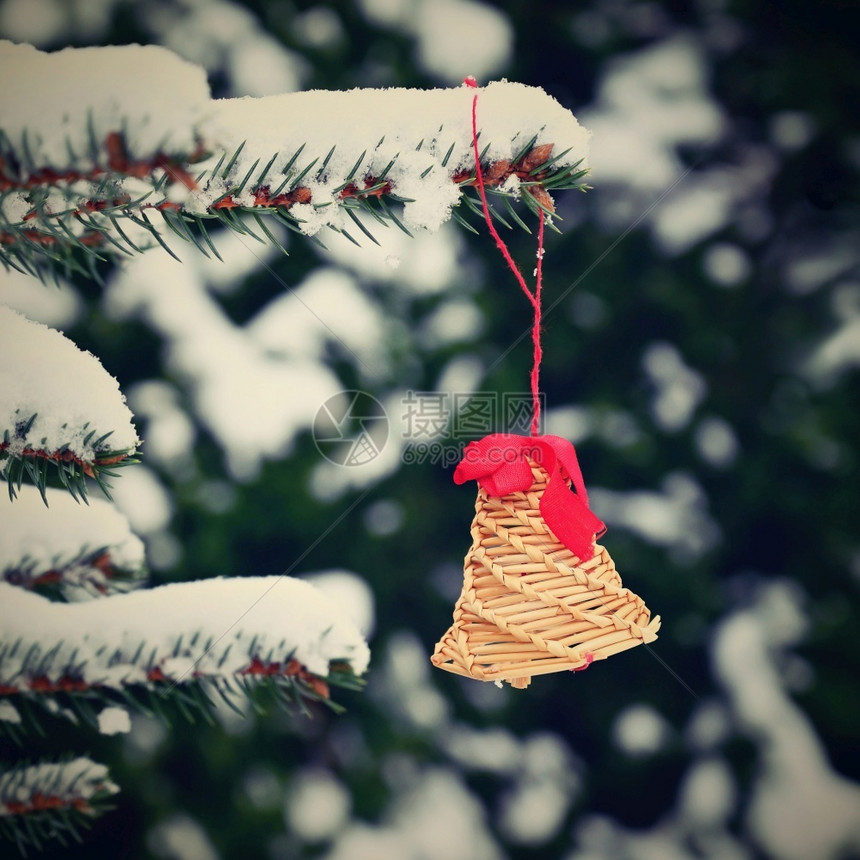 冬季雪景中的圣诞装饰图片