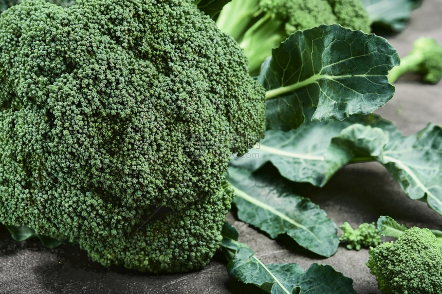 生长乡村新鲜青菜花椰灰色背景上亮有选择地关注健康食品绿色新鲜蔬菜摄影图片