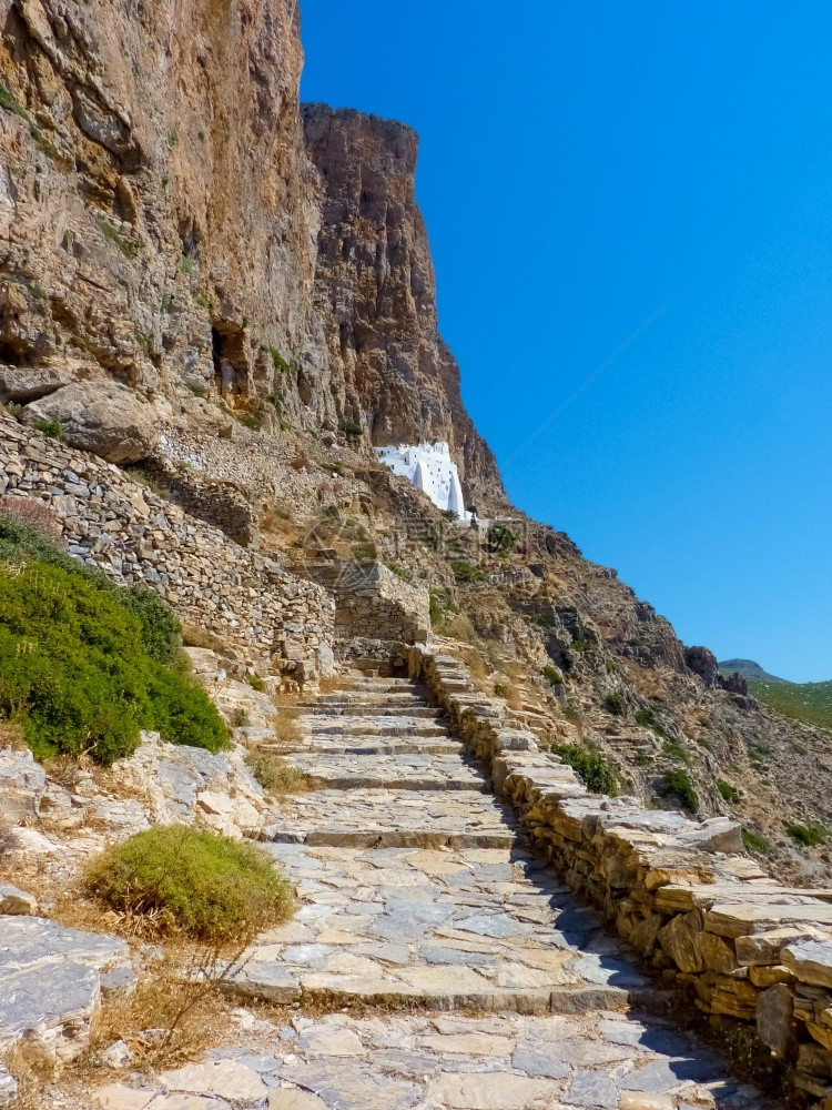 目的地希腊基克拉泽斯阿莫尔戈岛的霍佐维奥蒂萨修道院美丽的真正图片